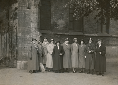 879287 Groepsportret van leden van een kerkelijke vrouwenclub, bij de Jacobikerk (Jacobskerkhof) in Wijk C te Utrecht, ...